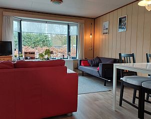 Eet- en zithoek in Vakantiehuisje in Wolfheze, Gelderland met veel licht.