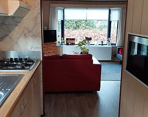 Keuken in Vakantiehuisje in Wolfheze, Gelderland met doorkijk naar woonkamer.