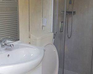 Moderne badkamer in Vakantiehuisje in Wolfheze, Rivierengebied, Gelderland.