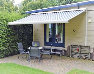 Terras met zonwering bij Vakantiehuisje in Wolfheze, Gelderland.
