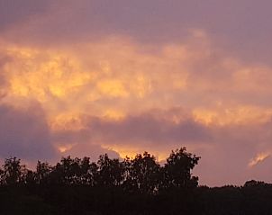 Adembenemende zonsondergang bij Vakantiehuisje in Wolfheze, Gelderland.