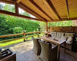 Overdekte veranda van vakantiehuis in Wolfheze, ideaal voor ontspannen momenten in Gelderland.