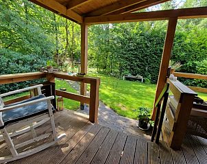 Rustieke veranda van vakantiehuis in Wolfheze met uitzicht op de natuur in Gelderland.