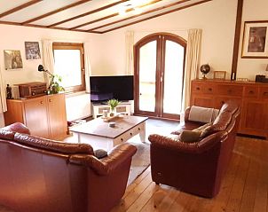 Ruime woonkamer van vakantiehuis in Wolfheze met comfortabele zithoek, gelegen in Gelderland.