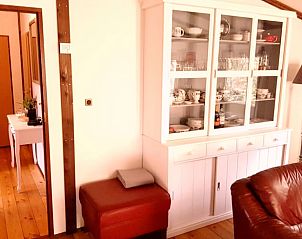 Witte vitrinekast in vakantiehuis in Wolfheze, perfect voor een stijlvol verblijf in Gelderland.