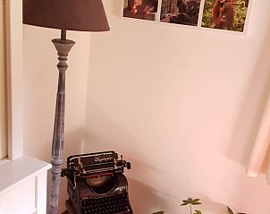 Sfeervolle hoek met typemachine in vakantiehuis in Wolfheze, gelegen in het Rivierengebied, Gelderland.