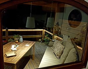 Gezellige avond op de veranda van vakantiehuis in Wolfheze, gelegen in het Rivierengebied, Gelderland.