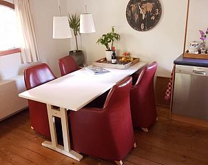 Eetkamer in vakantiehuis in Wolfheze met moderne inrichting, gelegen in het Rivierengebied, Gelderland.