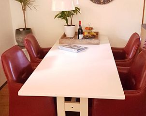 Eettafel in vakantiehuis in Wolfheze, ideaal voor familiediners in het Rivierengebied, Gelderland.