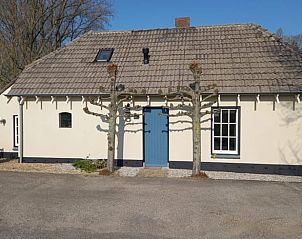 Voorzijde van Vakantiehuisje in Dreumel met blauwe deur, gelegen in Gelderland.