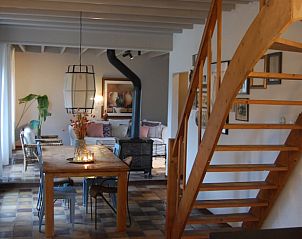 Houten trap naar boven in Vakantiehuisje in Dreumel, centraal in Gelderland.