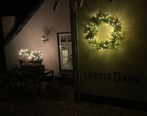 Versierde trap met kerstverlichting in Vakantiehuisje in Dreumel, gezelligheid.