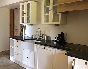 Ruime keuken in Huisje in Dreumel, vakantiehuis in Rivierengebied Gelderland, voorzien van moderne apparatuur.