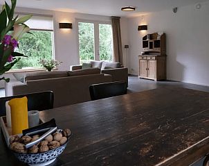 Woonkamer van Huisje in Dreumel, vakantiehuis in Rivierengebied Gelderland, met comfortabele zithoek.