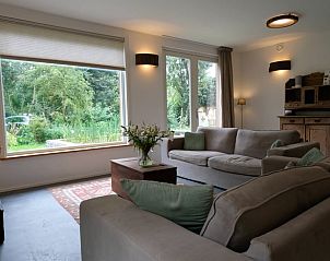 Lichte woonkamer in Huisje in Dreumel, vakantiehuis in Rivierengebied Gelderland, met grote ramen en uitzicht.