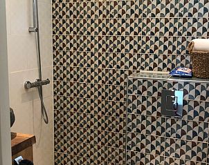 Stijlvolle badkamer in Huisje in Dreumel, vakantiehuis in Rivierengebied Gelderland, met kleurrijke tegels.