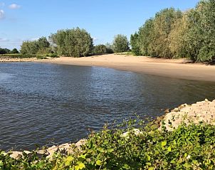 Zandstrand aan de rivier bij Huisje in Dreumel, vakantiehuis in Rivierengebied Gelderland, ideaal voor wandelingen.