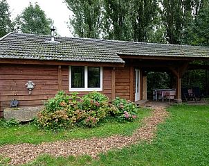 Charmante houten vakantiewoning met veranda in Dreumel, gelegen in het groene Rivierengebied, Gelderland.