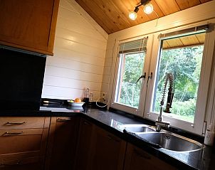 Moderne keuken in vakantiehuis Dreumel met uitzicht op tuin, gelegen in het Rivierengebied van Gelderland.