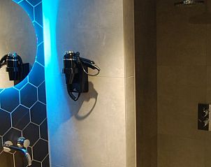 Stijlvolle badkamer in Vakantiehuis in Dreumel met moderne verlichting, Rivierengebied, Gelderland.