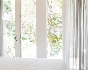 Lichte slaapkamer in Vakantiehuis in Dreumel met uitzicht op de tuin, Rivierengebied, Gelderland.