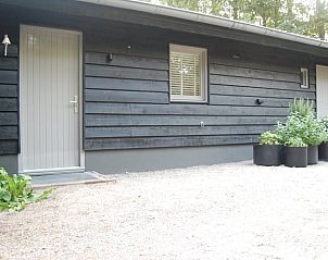 Charmante buitenkant van Vakantiehuis in Dreumel met houten gevel, Rivierengebied, Gelderland.