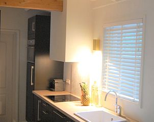 Compacte en moderne keuken in Vakantiehuis in Dreumel, ideaal voor koken, Gelderland.