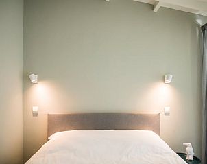 Comfortabele slaapkamer in Vakantiehuis in Dreumel met sfeervolle verlichting, Rivierengebied, Gelderland.