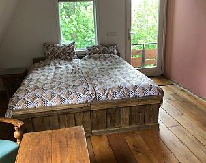 Gezellige slaapkamer in Huisje in Dreumel, vakantiehuis in het Rivierengebied, Gelderland, met uitzicht op groene natuur.