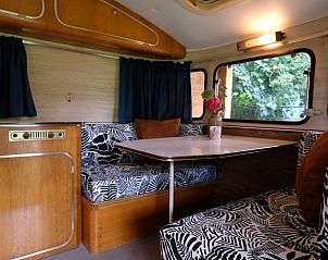 Knusse zithoek in Vakantiehuisje in Dreumel, Gelderland, met stijlvolle inrichting in een caravan, gelegen in het Rivierengebied.