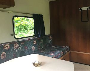 Vakantiehuis in Dreumel, Gelderland, biedt een intieme binnenruimte met een prachtig uitzicht op de natuur.