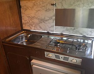 Compacte keuken van Vakantiehuis in Dreumel, Gelderland, uitgerust met moderne kookfaciliteiten.