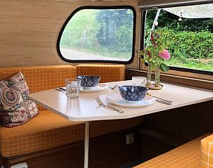 Gezellige eethoek in Huisje in Dreumel, vakantiehuis in Rivierengebied, Gelderland, met uitzicht op groene omgeving.