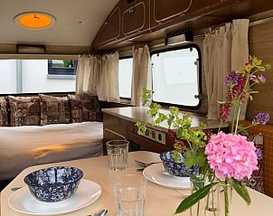 Gezellige binnenruimte van Huisje in Dreumel, vakantiehuis in Dreumel, Rivierengebied, Gelderland met sfeervolle eethoek en comfortabele zithoek.