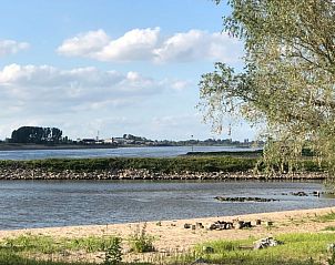 Ontspan aan het water bij Huisje in Dreumel, een vakantiehuis in het Rivierengebied van Gelderland, met prachtig uitzicht op de natuur.