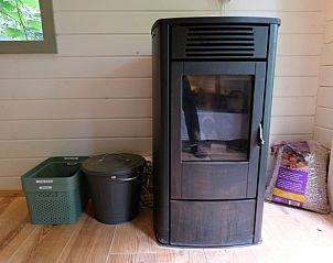 Moderne houtkachel in vakantiehuis Huisje in Dreumel, voor gezellige avonden in Rivierengebied, Gelderland.