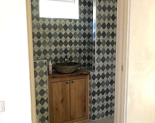 Stijlvolle wastafel in de badkamer van Huisje in Dreumel, modern comfort in Rivierengebied, Gelderland.