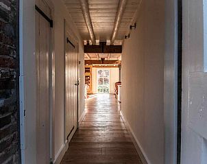 Houten plafond en balken in vakantiehuis DG1294, Bemmel.