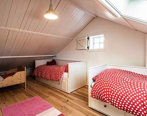 Schaduwrijke tuin met zitplaatsen bij vakantiehuis DG1294, Gelderland.