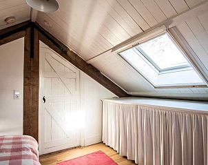 Sfeervol bankje met bloemen bij vakantiehuis DG1294, Gelderland.