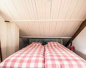 Moderne badkamer met bad en douche in DG1294, Bemmel, Rivierengebied.