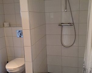 Moderne badkamer in Vakantiehuisje in Toldijk, comfortabele faciliteiten in Rivierengebied, Gelderland.