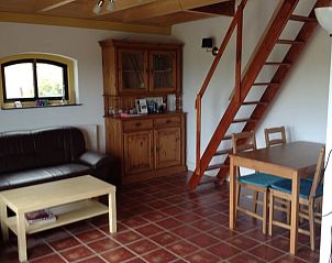 Gezellige binnenruimte van Vakantiehuisje in Toldijk met houten meubels, in Rivierengebied, Gelderland.