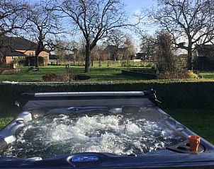 Bubbelbad in de tuin van Vakantiehuisje in Toldijk, ultieme ontspanning in Rivierengebied, Gelderland.