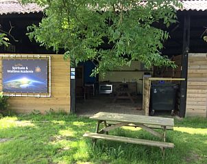 Overdekte buitenruimte van Vakantiehuisje in Toldijk, perfect voor activiteiten in Rivierengebied, Gelderland.