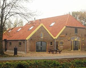 Moderne wastafel in Vakantiehuisje in Toldijk, stijlvolle badkamer in Rivierengebied, Gelderland.