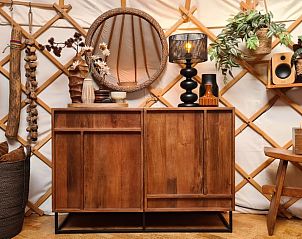 Stijlvolle decoratie in Vakantiehuisje in Toldijk, Gelderland met houten kast en lamp.