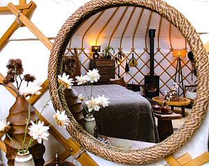 Spiegelbeeld van interieur in Vakantiehuisje in Toldijk, Rivierengebied, Gelderland.