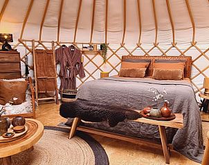 Knusse slaapkamer in Vakantiehuisje in Toldijk, Rivierengebied, Gelderland met rustieke meubels.