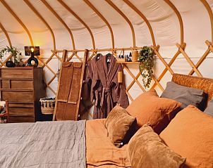 Gezellige slaapkamer met houten accenten in Vakantiehuisje in Toldijk, Gelderland.